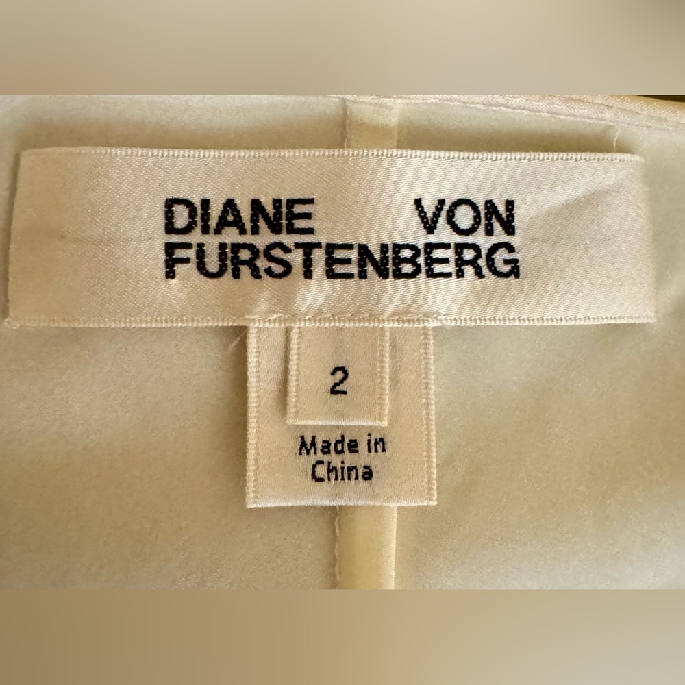 Diane von Furstenberg (DVF) 100% Silk Chevron Wrap Dress - Picture 3 of 8